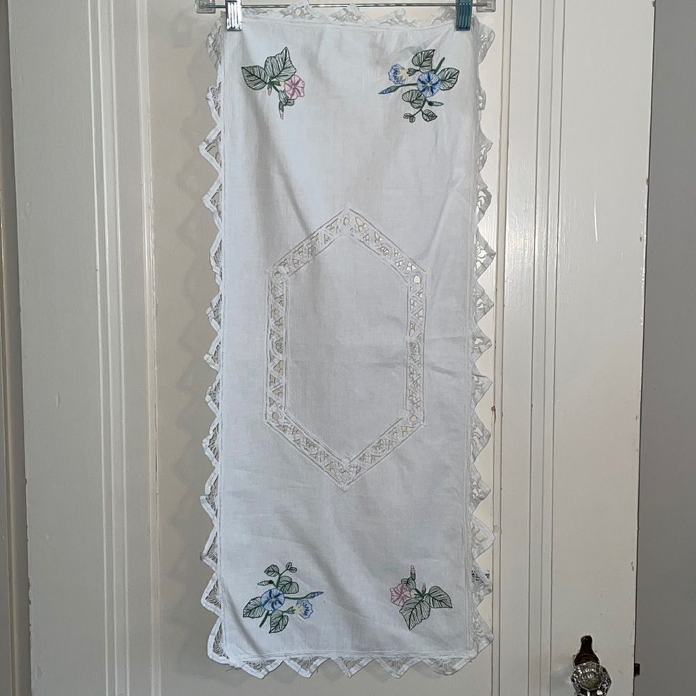 Keeco white cotton table runner with floral embroidery & Battenburg lace